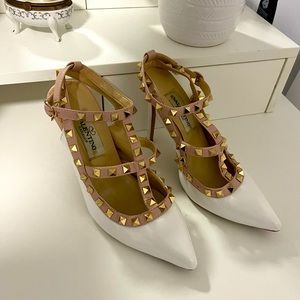 Valentino Garavani's Rockstud' pumps have been crafted in Italy from leather